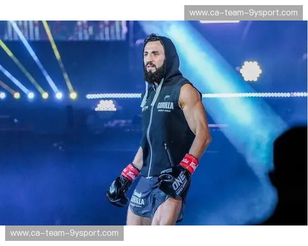 战神降临与钢铁意志的终极碰撞：阿拉佐夫vs科尔，谁才是羽量级踢拳的唯一真神？